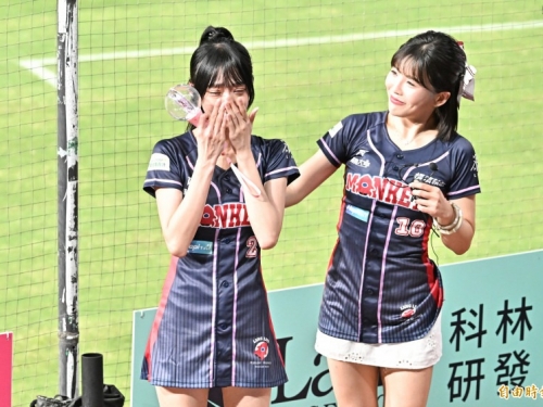 中職》樂天女孩嘎琳應援最終戰 淚灑桃園棒球場