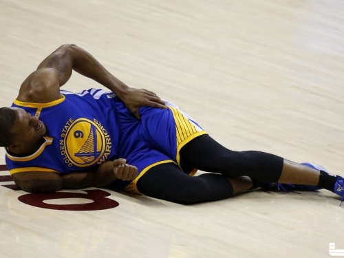 姆斯出腳了！這一踢跟嘴綠有87分像 但是小AI卻穩如泰山繼續打......