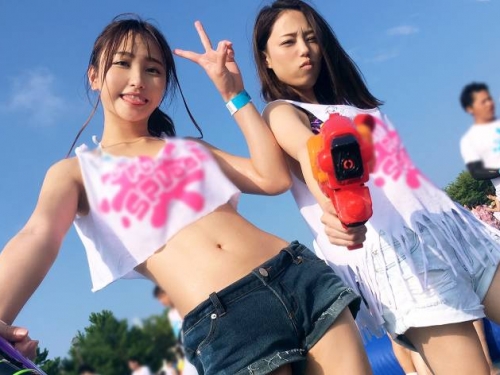 女大生就是好騙！參加戶外轟趴「熱褲馬尾姐妹」遭誘姦　全身洞都被塞滿夾成串燒