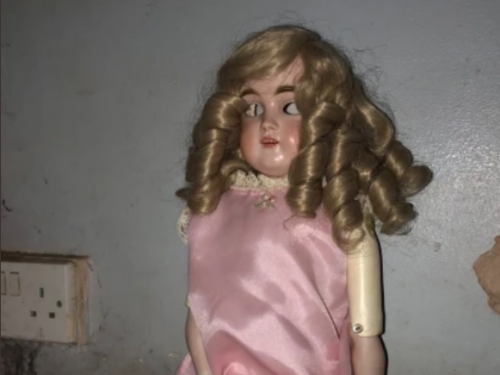 悚！ 「119歲洋娃娃」沒眼睛會眨眼 只要靠近就會胸痛、噁心