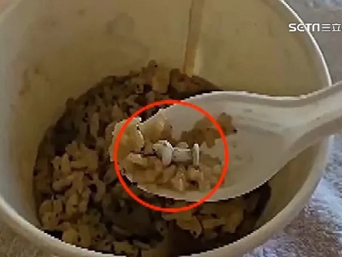 噁！外送訂燴飯 男吃一半吐出驚見「生鏽釘子」