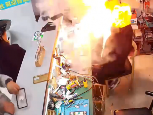 手機電池突爆炸 老闆慘遭「火焰噴臉」！送修民眾嚇壞