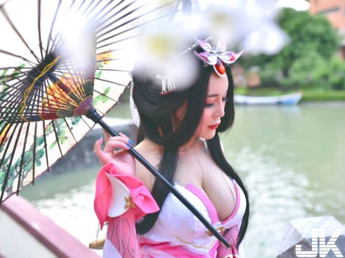 碩大便是美！性感「大Ｄ奶」Gina，豐沛乳量+水蛇腰身：看完精神都來了！