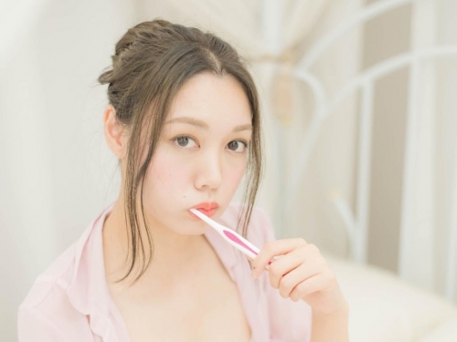 「最美公務員」褪下套裝露出「極品水滴乳」！海邊大曬白嫩奶球！