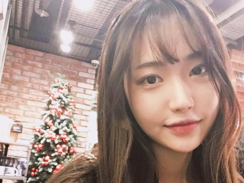 素人正妹再一發！「可愛隱乳妹」白色背心兩球乳形狀好明顯！心跳加速戀愛啦