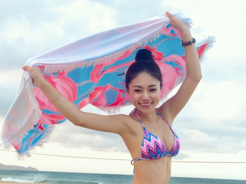長榮空姐「深藏不露」豐滿好身材，「修長嫩腿+兇猛長輩」讓乘客不想下機！