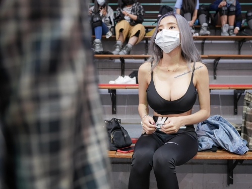 找到了！台北小巨蛋「溜冰場爆乳妹」飽滿視角被瘋傳！超狂事業線會讓人一直摔倒...