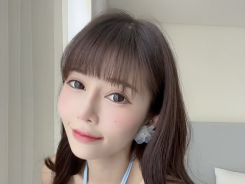 「安希」彎腰辣問耳環好看嗎？「爆乳洋裝」露雪白雙球，網友：耳環在哪？