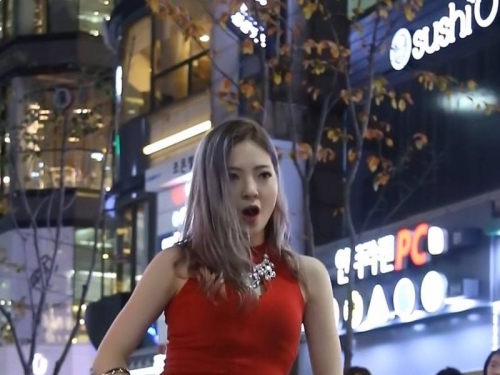 街頭正妹「短裙熱舞」越跳越嗨！裙底風光意外露出「超搶鏡」，路過民眾臉脹紅