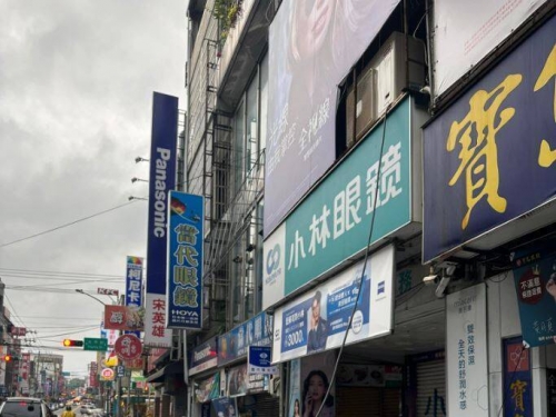 路邊特斯拉靠2樓垂降充電 網驚呼：是行動充嗎？
