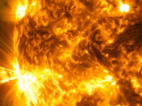 太陽爆發X3.3級強閃焰 恐影響地球通訊與電力系統