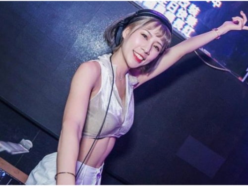 在家也可以很嗨！「南臺灣小辣椒」DJ 心恩居家刷碟　低胸背心、真理褲超引人犯罪！