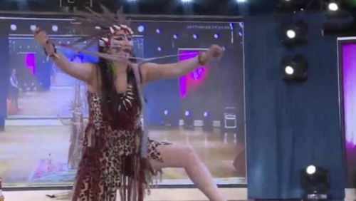 驚！狂女生吃蛇不過癮 竟大膽活吞鴿子頭