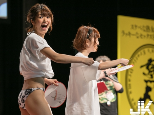 背著鄰居和他妻子偷情！隔壁「性感人妻」從抗拒到最後在慾海中沈淪！