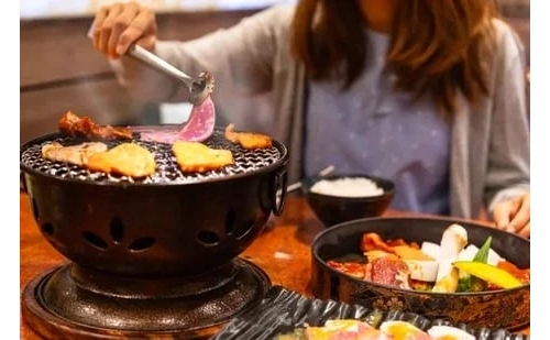 婦烤焦五花肉惹怒老闆！首爾燒肉店加收清潔費 撒鹽嗆客別再來
