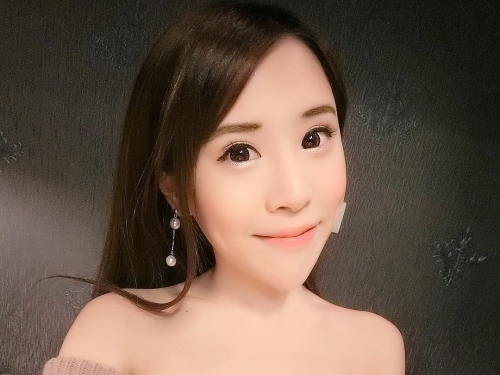 美乳正妹裸身露「完美側奶」！深V泳衣露白嫩奶球　一手無法掌握太猖狂！