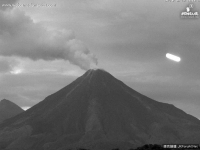 《墨西哥科利馬火山拍到圓柱型的光飛船！！》