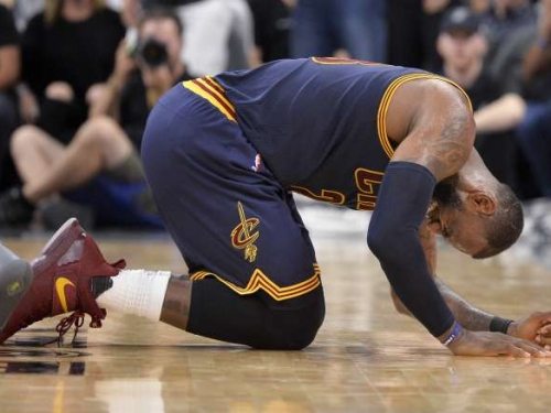 詹皇傷退、騎士慘輸29分！ 爾文氣到賽後不想走......？