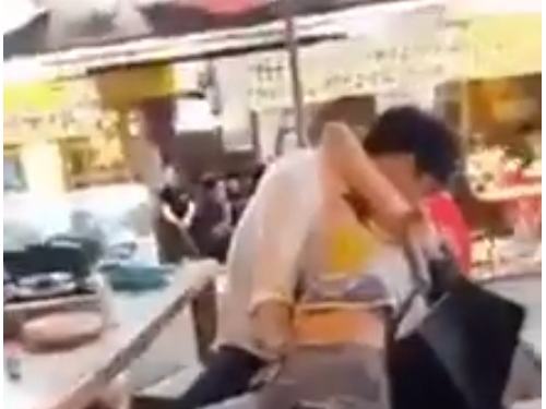 男女在路邊手伸進褲裡直接炒起海鮮炒飯　整個忘我境界好像有點不對勁...