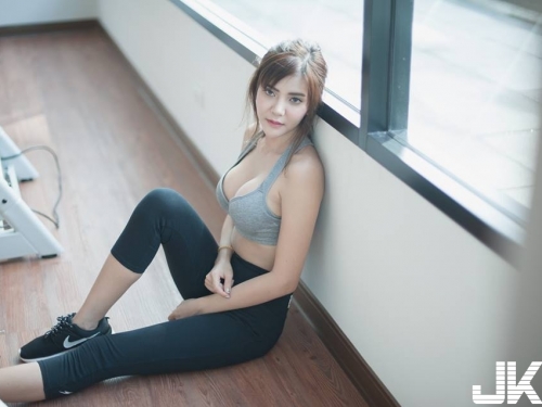超狂健身視角！妹子呼之欲出的長輩，小背心根本包不住，這樣要人怎麼好好運動啊！