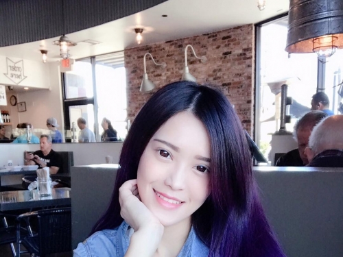 美乳正妹帶長輩出遊！中路開開大秀「渾圓雙球」　奶奶就快跌出來！