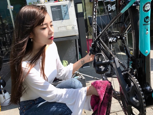 甜美單車妹「Hye Mi」貼身運動服展現姣好曲線　沒想到已經是地方媽媽！