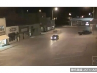 監視器拍到UFO？行駛車輛被外星人綁架　一秒消失鏡頭前