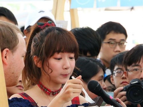 地表最可愛吃貨！「國民老婆」泱泱超天然萌感，美食就是她的生命