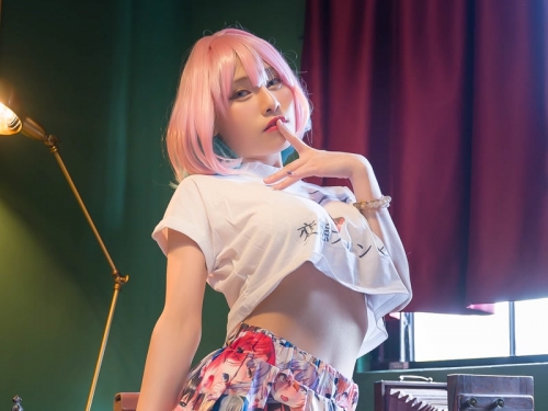 正妹「Yaya小夜夜」激情和服美乳視角，大開衩「火辣臀型」都曝光了！