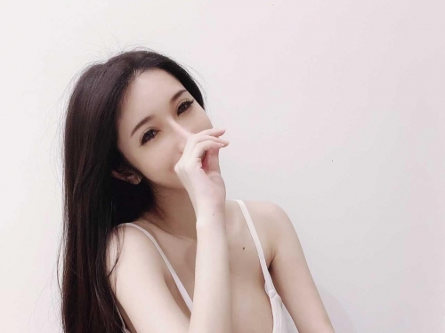巨乳小隻馬「沈琪琪」身材好軟Ｑ！貼身瑜珈服展現曼妙曲線～