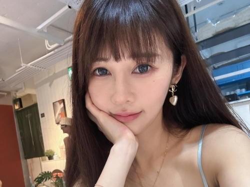 這樣出門可以嗎？巨乳甜心「安希」深V開到肚臍，火辣雙乳大膽通風