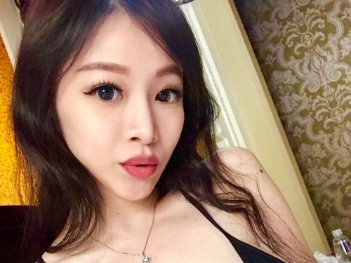 小學美術老師是「巨乳正妹」！深V領口爆出過人乳量　S形曲線太誘人！