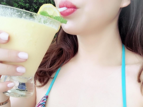 愛露奶但不露臉！「巨乳正妹」奶太大比基尼無法全部罩住！