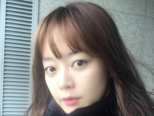 氣質妹子露齒展開「迷人笑容」超甜美！大秀一雙「嫩白長腿」超迷人…