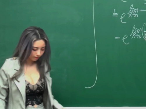 是該認真補習了！微積分課程「正妹助教」爆乳擦黑板引關注