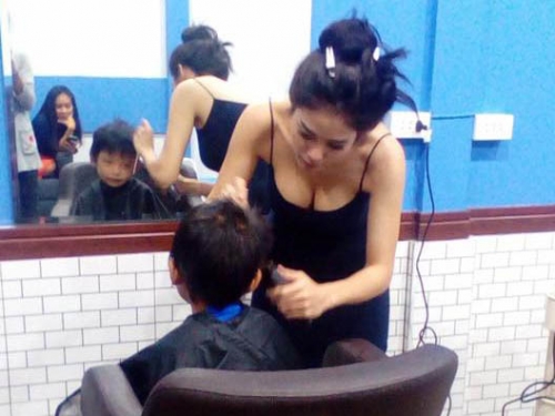 泰國性感理髮師彎腰「低胸爆乳」剪髮　一不小心深溝就貼客人臉...