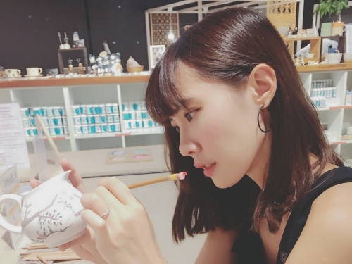 「長腿空姐」胸前好有料！白嫩美腿引人注目，上圍也來勢洶洶！