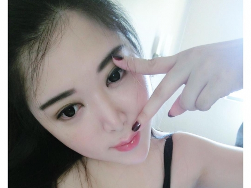 側乳最高！巨乳正妹漫延溢出　細肩帶背心也擋不住的「超級乳量」！