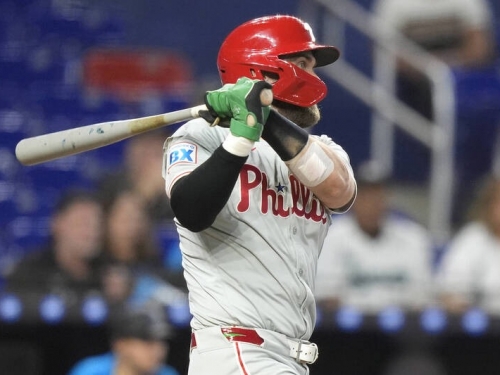 MLB》費城人慘敗馬林魚 巨砲哈波講重話：離賽季結束還早