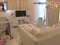 到AV女優家作客！三上悠亞家沙發上全是散落的內褲>///<