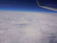 《驚險畫面！在高空中，UFO自客機機腹下穿越而過！》