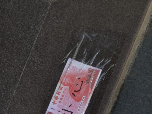 銀行騎樓地板貼4張百元鈔 用途曝光網笑翻