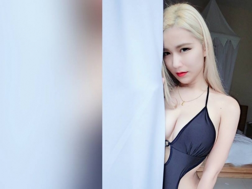 用奶奶說你好！大馬「爆乳正妹」腰束奶澎超惹火，讓人看得欲罷不能！