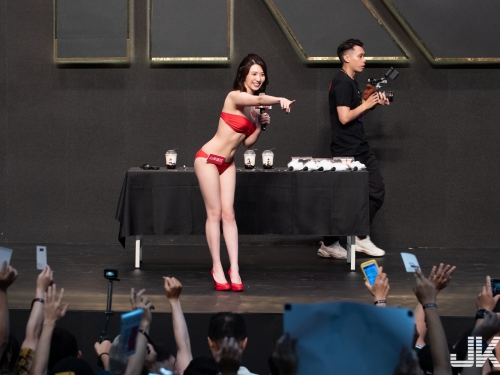 好享受！「山岸逢花」熱情馬殺雞，「肉貼肉騎乘」搓揉爽到銷魂停不下來！