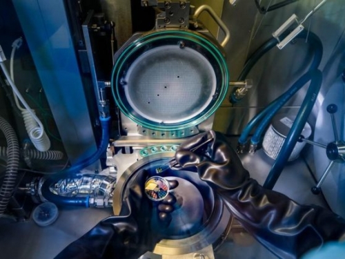 努力了半世紀，科學家終於讓矽發光