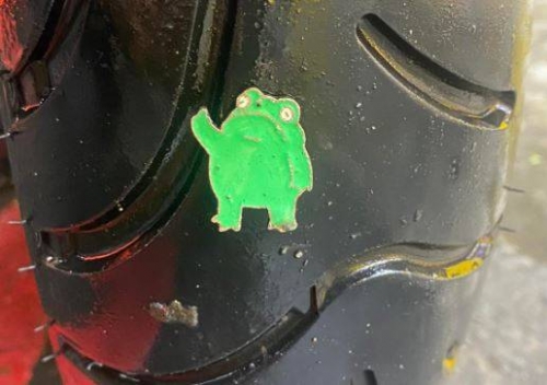 機車後輪慘被刺穿...卻見「這物」比中指！原Po笑：侮辱性極強