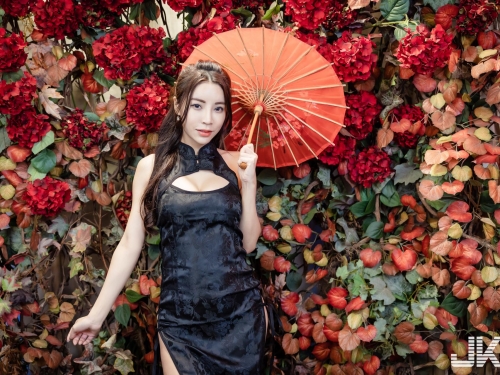 咖啡廳出現「氣質雪乳妹」Angel Liya埋頭趕報告，中路性感敞開讓人好想幫忙！