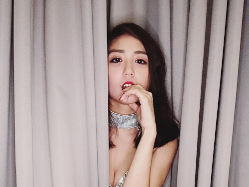 這個有練過～性感舞團女郎「吳綵冞Min」腹肌蜜大腿超火辣，看她熱舞全身都熱起來啦～