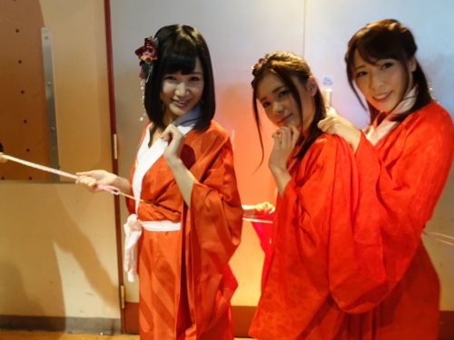 「性虐專門」！日本成人展現場好狂，片商竟用狗鍊牽女優繞全場...