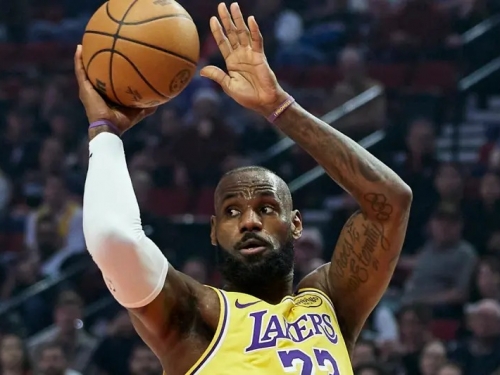 NBA》詹皇狂轟40分！湖人110：102戰勝拓荒者　Reaves拿到32分